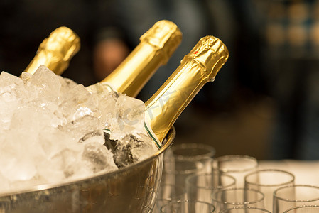 加冰桶中的香槟。