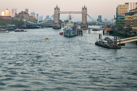 HMS 贝尔法斯特是为皇家海军建造的城镇级轻型巡洋舰。