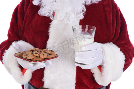 拿着一盘巧克力曲奇饼和一杯牛奶的圣诞老人特写镜头。