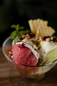 碗里的草莓和开心果冰淇淋圣代甜点