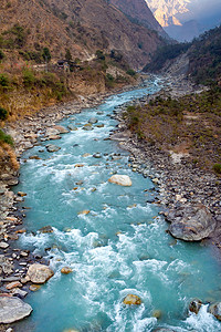 自然河流从山上流出，沿着维尼山徒步路线，在尼泊尔拥有自然森林环境。