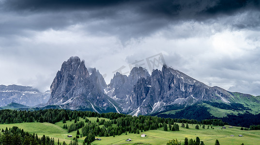 典型的山景在意大利阿尔卑斯山，白云岩