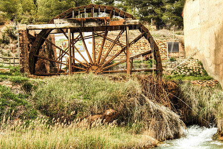 古老的木制水车和卡布里埃尔河穿过西班牙阿尔巴塞特的卡萨德尔里奥村。