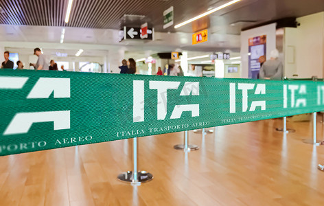 意大利菲乌米奇诺，2021年7月：意大利罗马菲乌米奇诺达芬奇国际机场内带有ITA航空公司标志的绿色丝带屏障