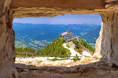 Eagles Nest 或 Kehlsteinhaus 藏身之处位于阿尔卑斯山景观全景上方的岩石上，透过石窗
