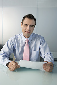 打领带的男人摄影照片_办公室肖像中穿衬衫打领带的男人