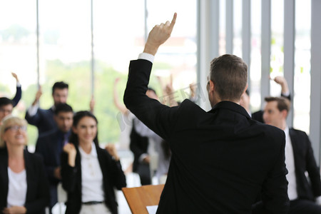 专业型摄影照片_研讨会上的商务人士在会议活动或商业活动中举手投票 在演讲者的研讨会或研讨会上提问