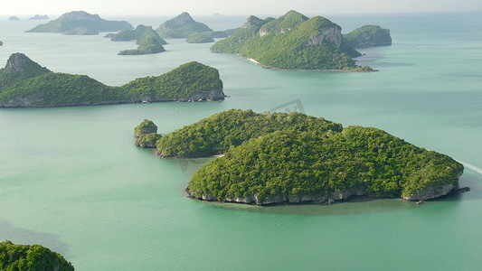 在旅游苏梅岛天堂热带度假胜地附近的 Ang Thong 国家海洋公园鸟瞰海洋岛屿的全景鸟瞰图。