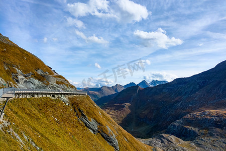 美丽的风景山景在秋天在奥地利。