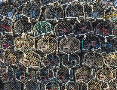 蓝色小龙虾摄影照片_龙虾罐堆积在港口码头