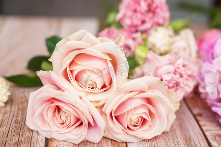 花店桌上花束中不同粉彩玫瑰的特写