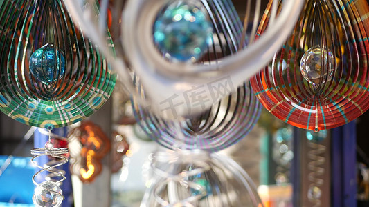 五颜六色的几何金属风力旋转器，花园催眠超现实主义装饰，美国加利福尼亚州。 