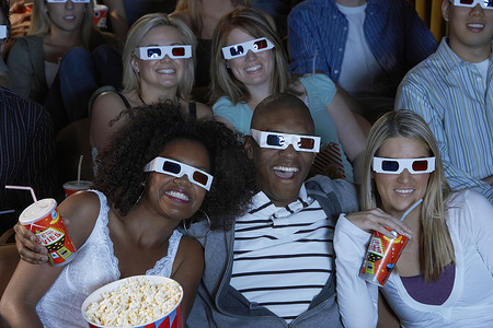 观众观看 3-D 电影