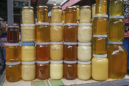 雅尔塔市场生产的不同颜色的蜂蜜在银行的柜台上出售。