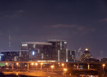 阿联酋迪拜，2021 年 1 月 14 日。从阿联酋迪拜的 gharhoud 桥上拍摄的灯火通明的君悦酒店和瓦菲购物中心的景色。
