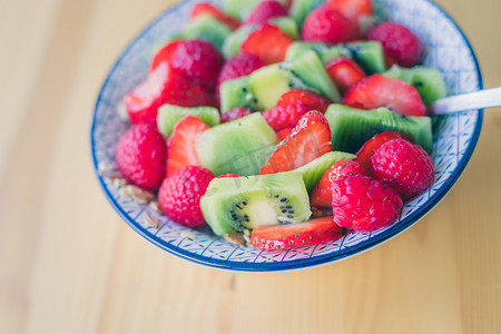 精美果盘摄影照片_草莓和猕猴桃早餐果盘，特写。