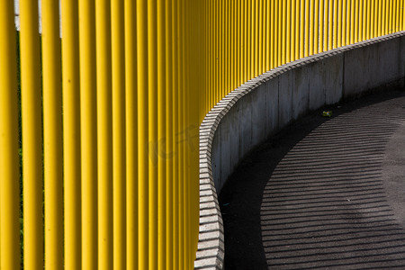 弯曲的黄墙