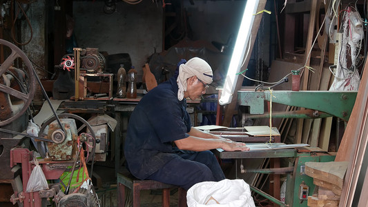 泰国曼谷 — 2019年7月11日：在街头作坊工作的民族工匠。