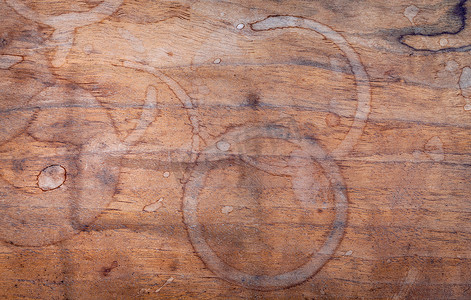 菜单设计摄影照片_破旧的木制背景上的咖啡杯污渍。饮料背景和咖啡菜单设计。