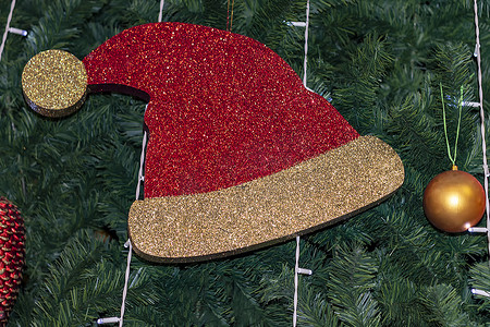 圣诞树上的圣诞侏儒帽玩具。