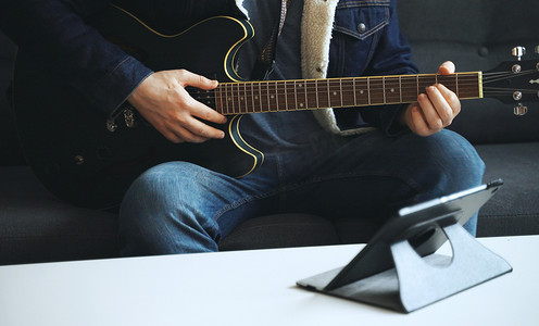 人学习如何弹吉他。