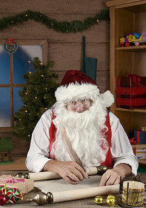圣诞老人在他的北极工作室里写下他的淘气和好人名单。