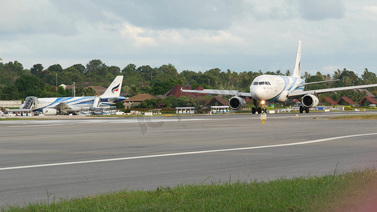 泰国苏梅岛 — 2019 年 6 月 23 日：白色飞机在异国情调的旅游胜地曼谷航空公司机场跑道上飞行和降落。