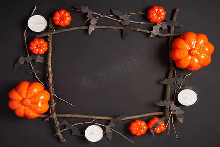 万圣节背景，橙色装饰塑料南瓜黑纸蝙蝠黑纸板感恩节贺卡