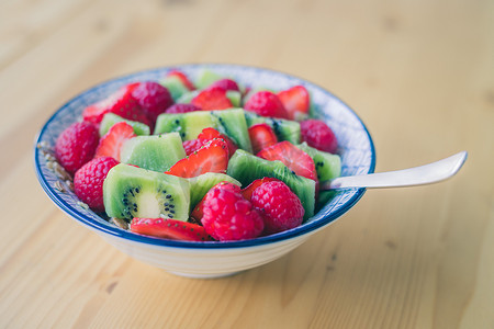 精美果盘摄影照片_草莓和猕猴桃早餐果盘，特写。