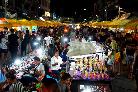 泰国夜市的游客