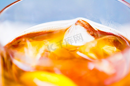 酒吧菜单摄影照片_冰茶加柠檬在玻璃杯中作为户外冷饮、夏季鸡尾酒或甜水果苏打饮料、街头食品和餐厅菜单概念