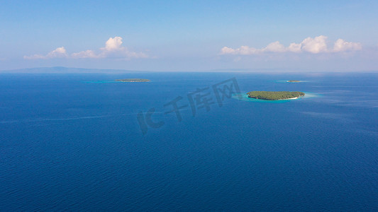 海景沙滩摄影照片_蓝色的大海和岛屿，白色的沙滩，俯视。