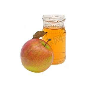 一个完整的带叶子的苹果和一小瓶在白色背景下分离的苹果醋。