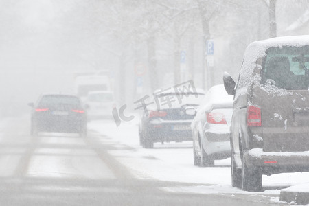 在大雪中驾驶汽车