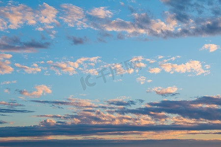 蓝色白云摄影照片_美丽的蓝天和白云在泰国白天
