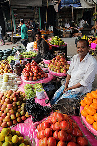 街头小贩在加尔各答户外卖水果