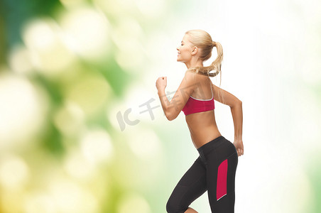 运动的女人跑步或跳跃