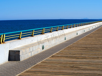 带金属栏杆的美丽海滩海滨长廊