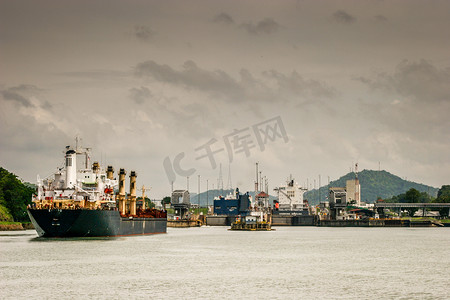 轮船正排队通过巴拿马运河。