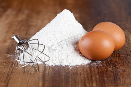 “鸡蛋、面粉和打蛋器”