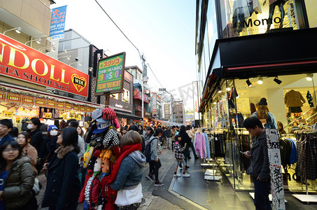 日本东京-2013 年 11 月 24 日：竹下街原宿的人群