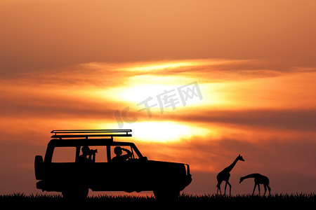游猎摄影照片_夕阳下的吉普车之旅