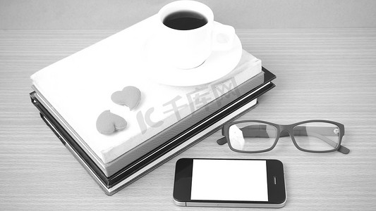 咖啡、电话、眼镜、一摞书和心