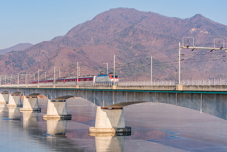韩国地铁和汉江大桥，位于韩国首尔。