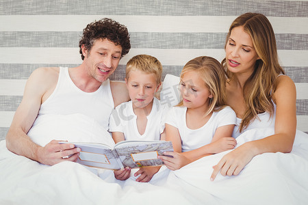 家人在床上看书