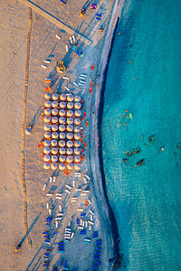 粉色沙滩摄影照片_美丽的热带 Elafonissi 海滩与粉红色沙滩的鸟瞰图。