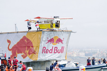 28 Badjoras 团队在 Red Bull Flugtag