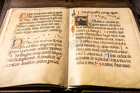 带有古代书法的古董中世纪手稿。