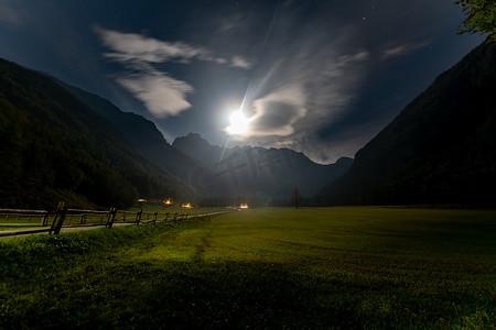 高山山谷在晚上，Logarska 山谷，斯洛文尼亚