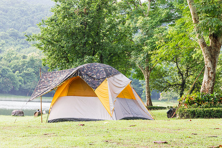 在森林中露营的圆顶帐篷